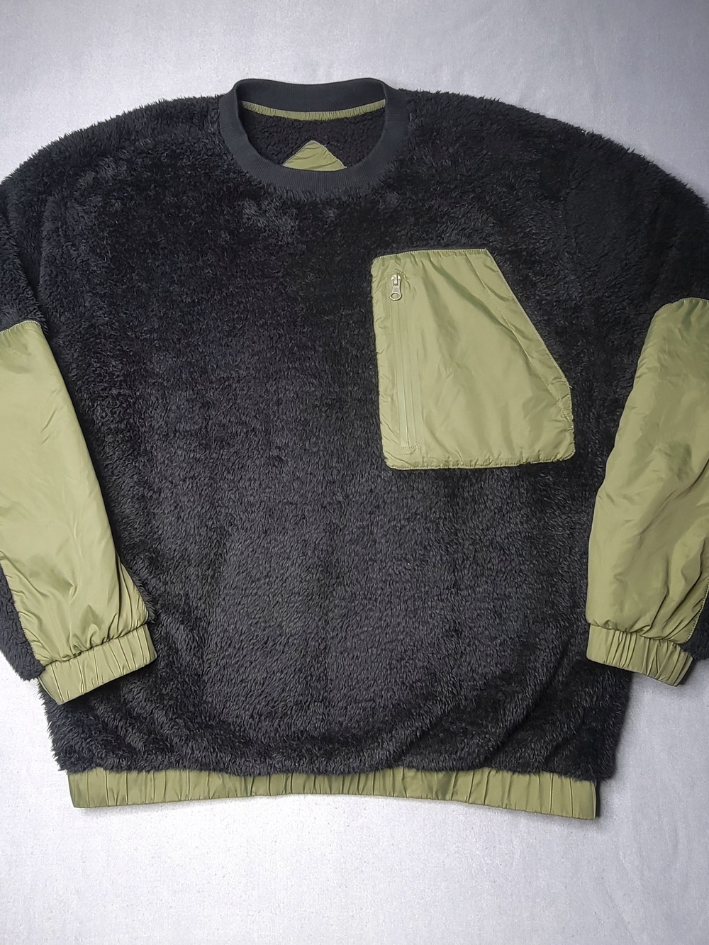 UGG. mens Niko Sherpa Crewneck Pullover Color Black And Olive Size L